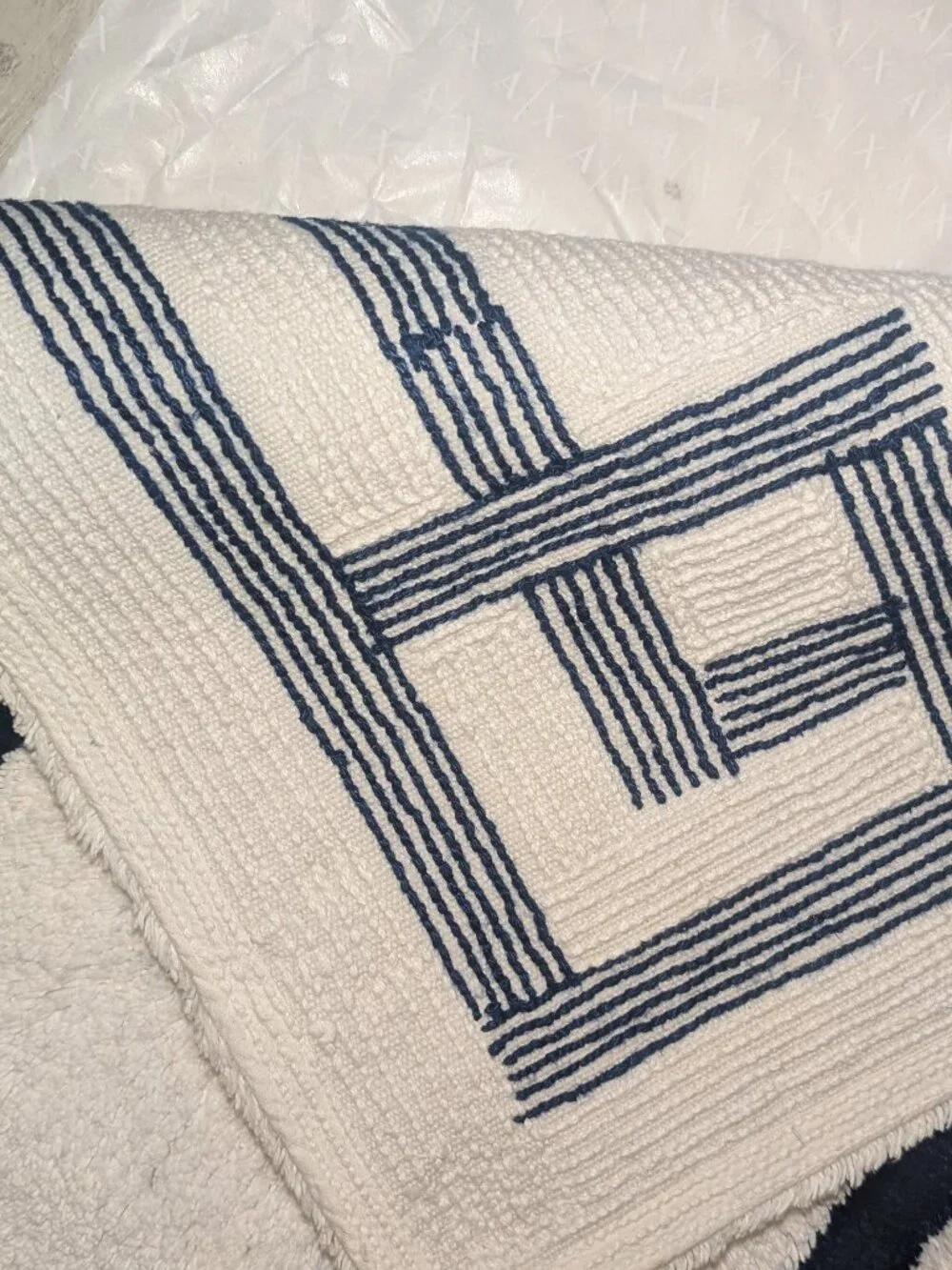 NWT Fieldcrest Luxury Accent Bath Rug 20x34 White with Navy Blue Border